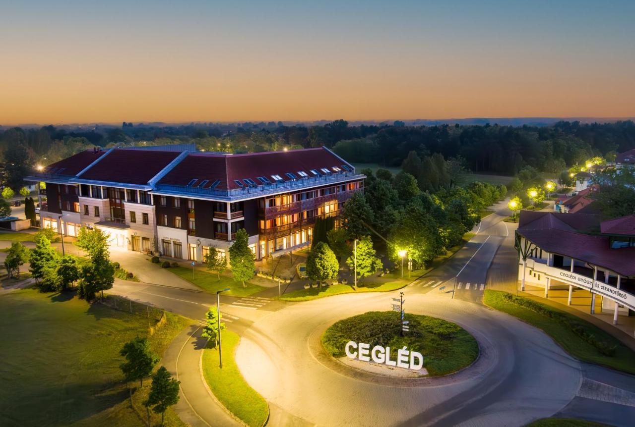 Aquarell Hotel Cegléd Exterior foto